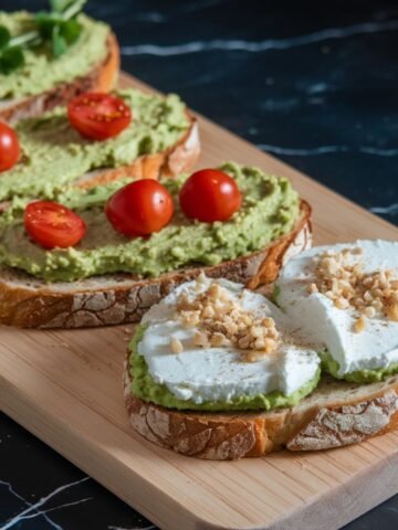 Delicious Avocado Toast Recipe – Topped with Cherry Tomatoes, Fresh Herbs, and Creamy Cheese.