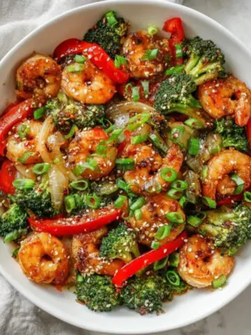 Garlic shrimp stir fry with broccoli and bell peppers in garlic sauce