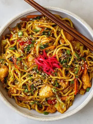 Yakisoba spicy chicken with noodles and vegetables in a bowl